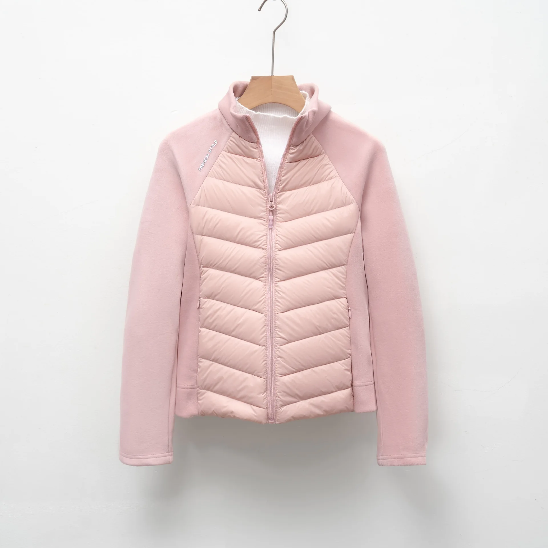 ألواح مستوحاة من اليوغا وقص أنيق على الطراز النشط. هذا منتفخ ذو ياقة واقفة خفيف الوزن مع تعبئة 90% معك.