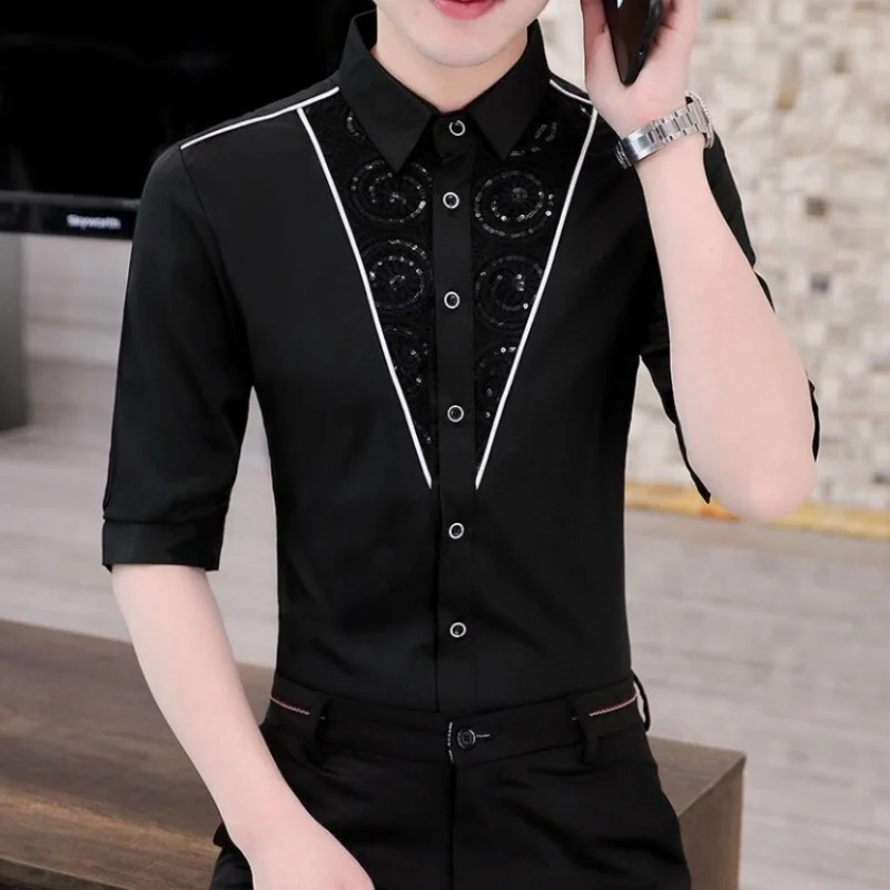 قميص صيفي أبيض وأسود متوسط الأكمام للرجال بقصة ضيقة كاجوال 3/4 كم قميص عالي الجودة موضة الأعمال قميص بأكمام طويلة