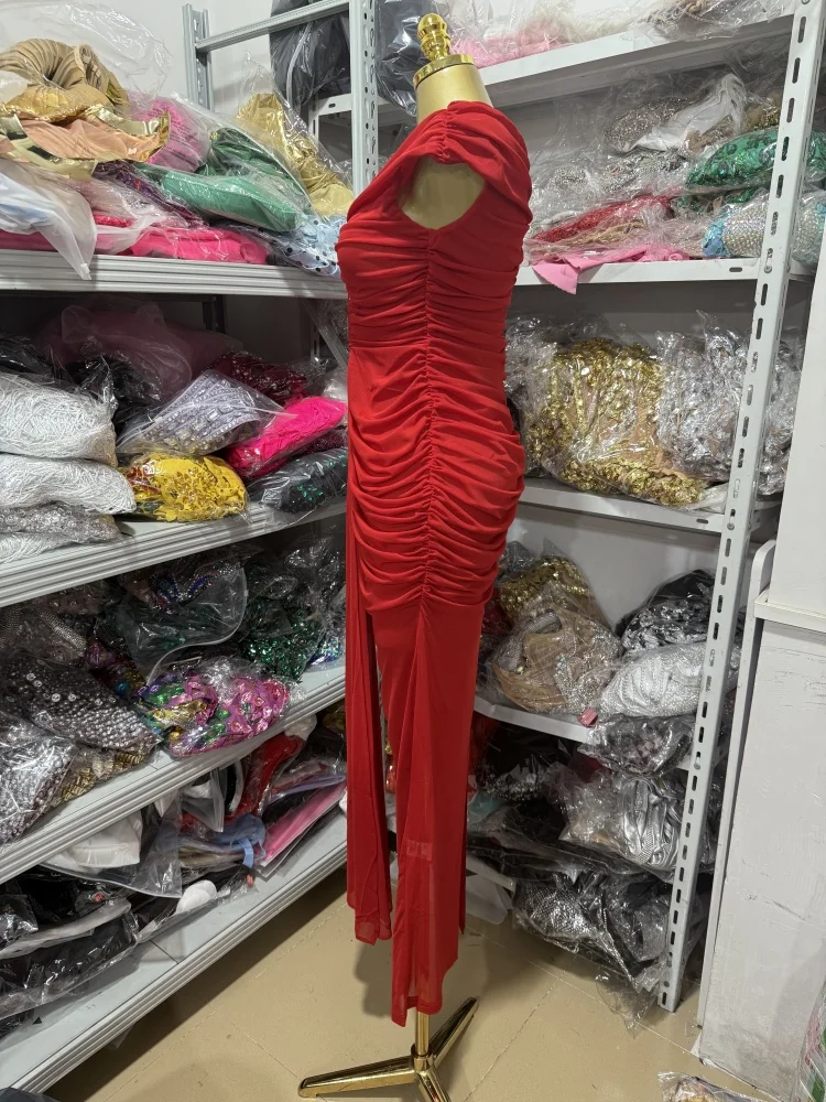 セクシーな赤と黒のオプションプリーツ装飾、胸元カットアウトのフィットロングドレス、ディナーパーティー向けレディースドレス、新入荷