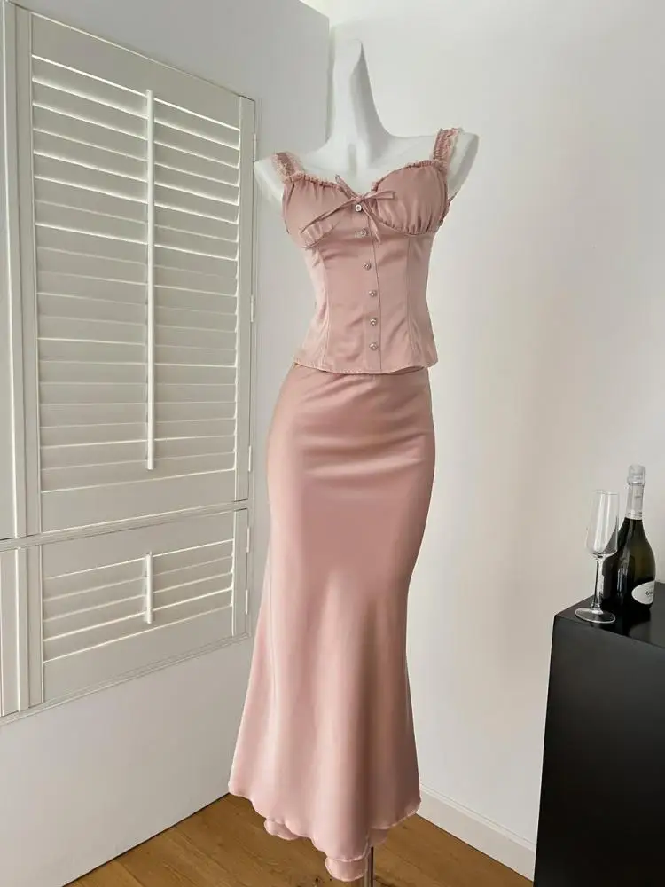 

Лето 2025 г. Женские элегантные комплекты из двух предметов Розовый V-образный вырез Сексуальная спинка с оборками Тонкие короткие топы и высокая талия с запахом на бедрах Длинная юбка