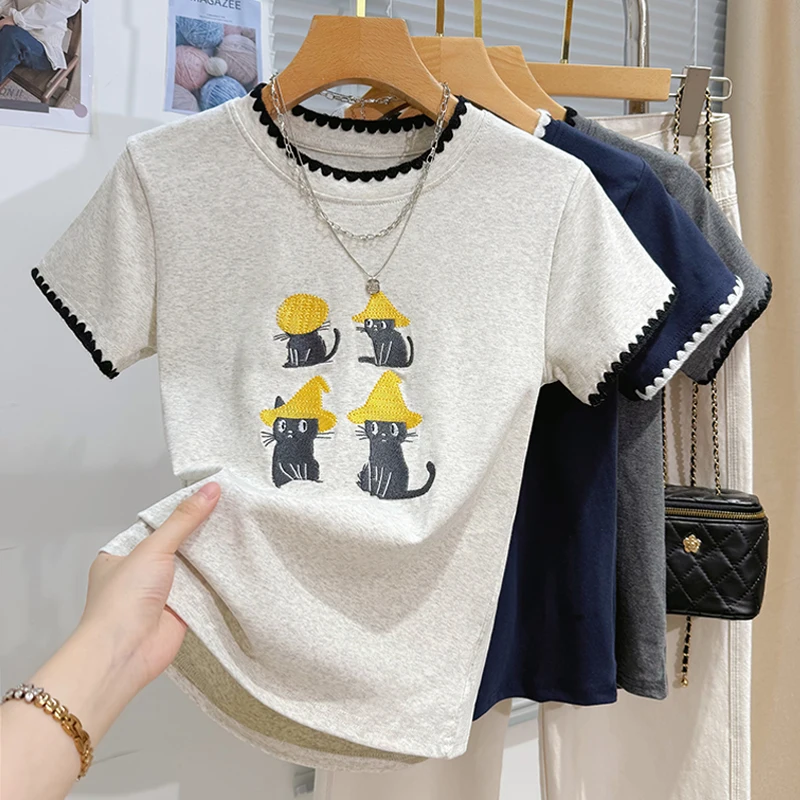 2026 Sommer Süßes Katzen-Stickerei Kurzarm-T-Shirt für Damen – Lässiges, lockeres O-Neck Baumwoll-T-Shirt mit neuem schickem Cartoon-Print