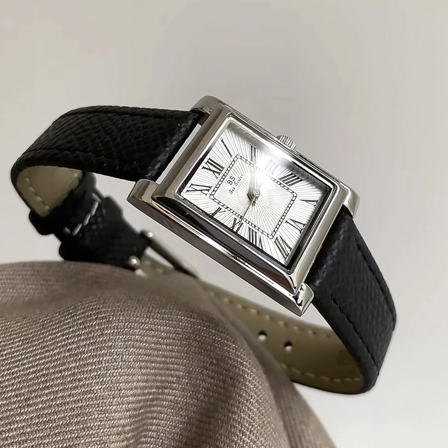 Retro-Style Understated LuxurySophisticated Rectangular Wristwatch Minimalist Retro Quartz Watch For Women Luxury Women'S Watch.