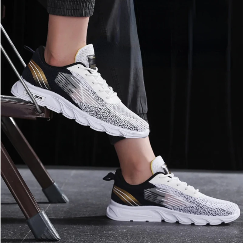 Sepatu Flywoven jala kasual pria, sneaker divulkanisir Fashion bernafas lembut musim panas untuk lelaki