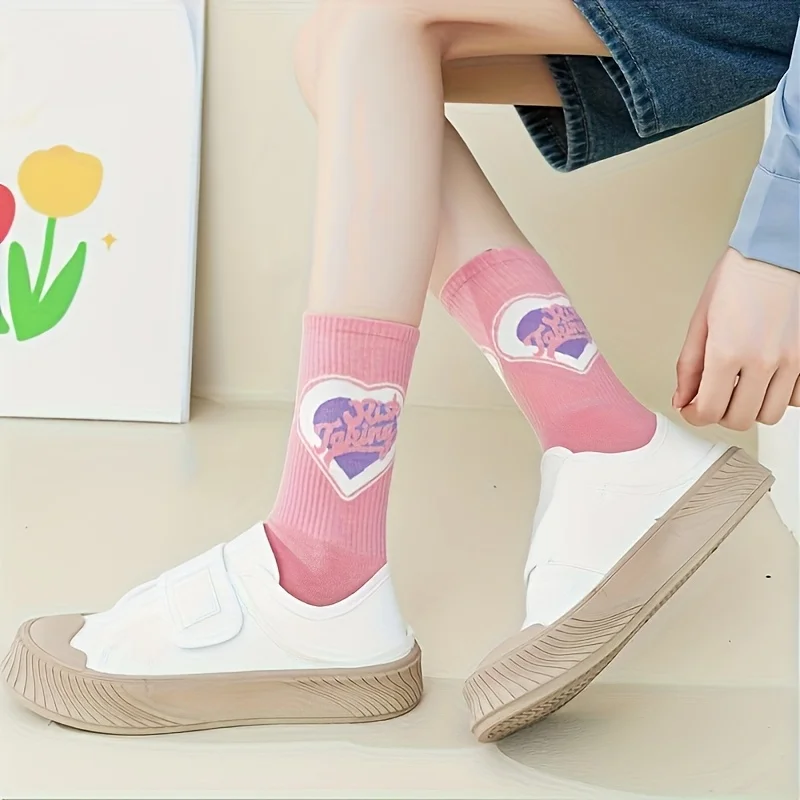 5 Paar saisonale, trendige, süße, vielseitige, modische, lange Sportsocken mit Erdbeer- und Blumenmuster für Damen – Detail 6