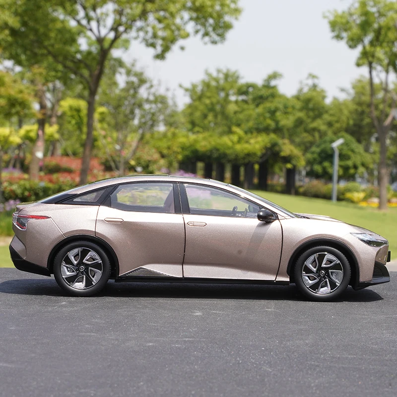 

1:18 Original FAW Toyota BZ3 E-TNGA 2023 TOYOTA Alloy Simulation Car Model