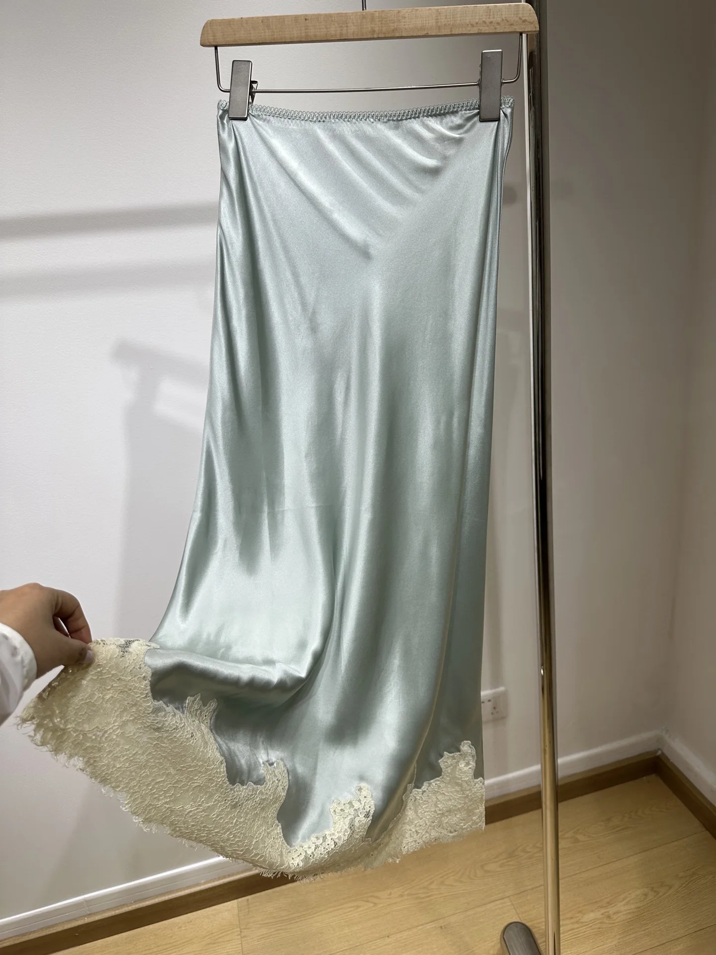 Falda midi azul elegante recta con cintura elástica Jupe de seda 100% con bordado de encaje para mujer