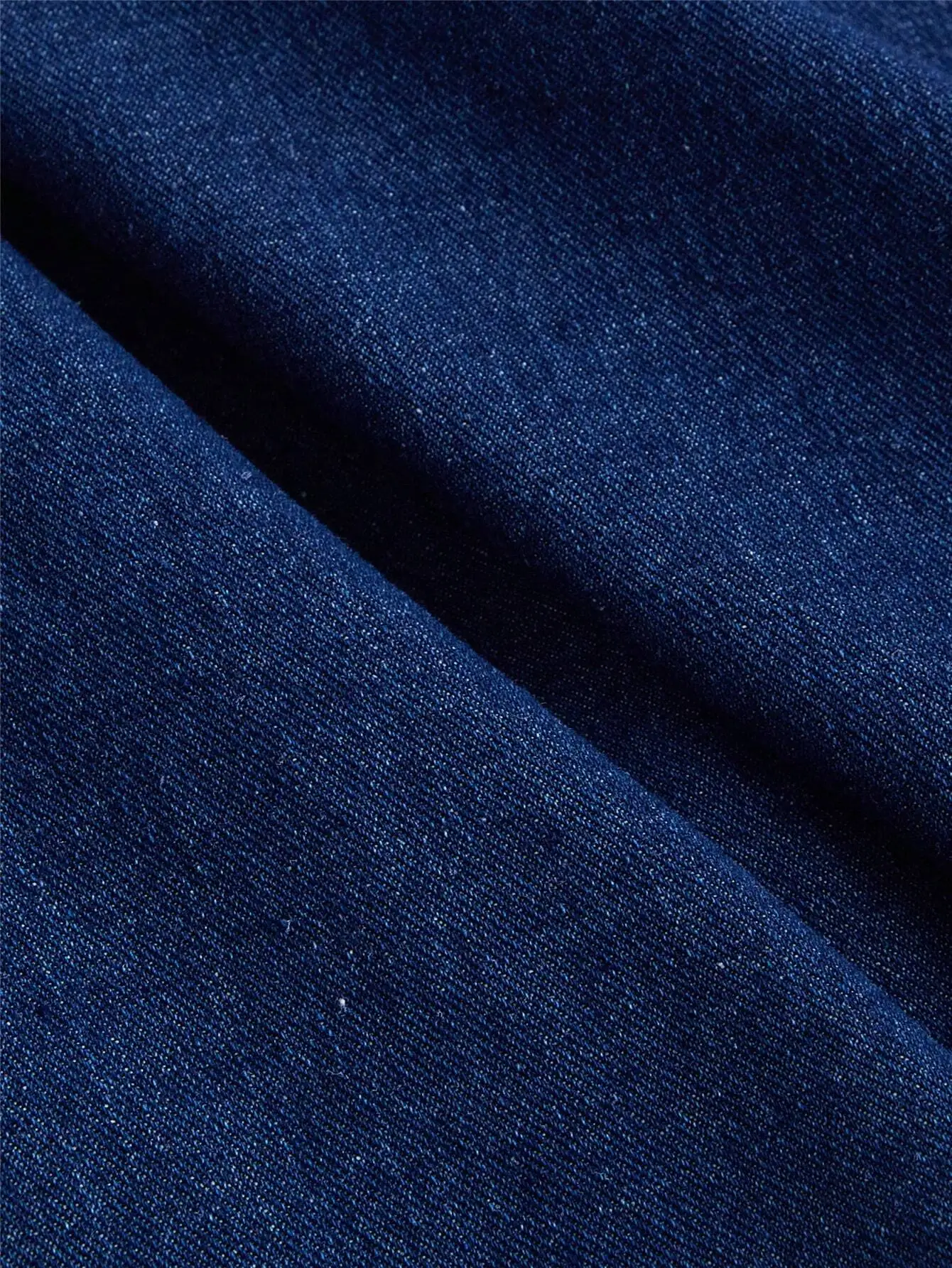 

Джинсовое платье миди с короткими спущенными на плечах рукавами и расклешенным подолом