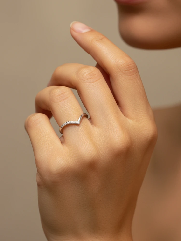 خاتم من الفضة الإسترليني عيار 925 بسيط على شكل حرف V من الزركون للنساء الذكرى السنوية والخطوبة وحفلات الزفاف مجوهرات راقية عالية الجودة