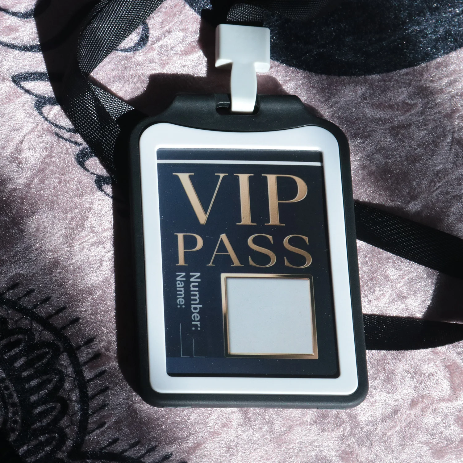 jc-magic-dream-factoryのvip-passサイン入りカードが消え、vipバッジに出現するクローズアップマジックトリック、イリュージョン、ギミック