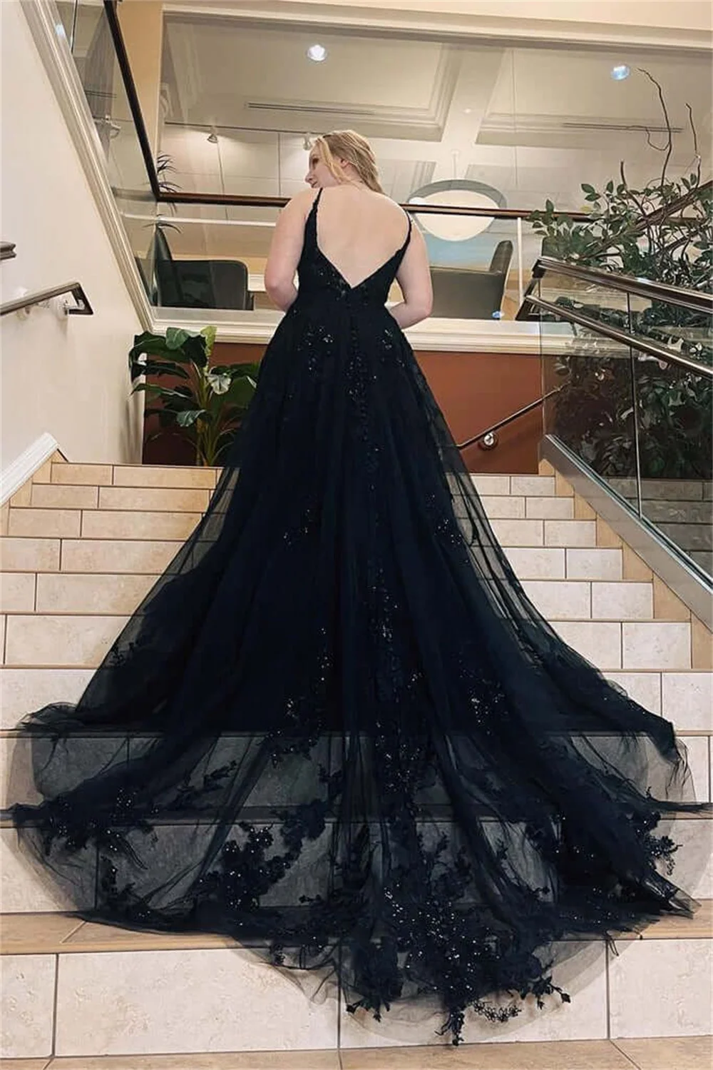 

Sansa Elegant Black Tulle Sweep Tail فساتين السهرة Gothic A-line Vestidos De Noche Sexy V-neck Spaghetti Strap Prom Dresses