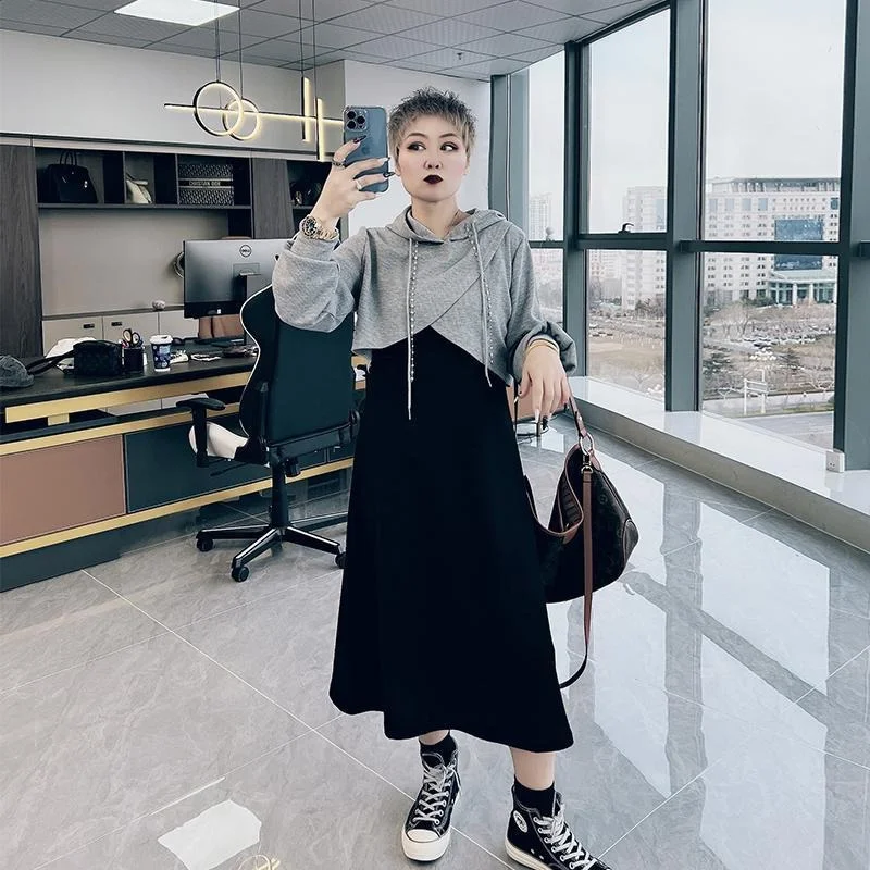 

Комплект для женщин больших размеров: повседневный модный костюм из двух предметов – свободная толстовка, жилет и юбка А-силуэта с длинным рукавом. Удобный весенний комплект.