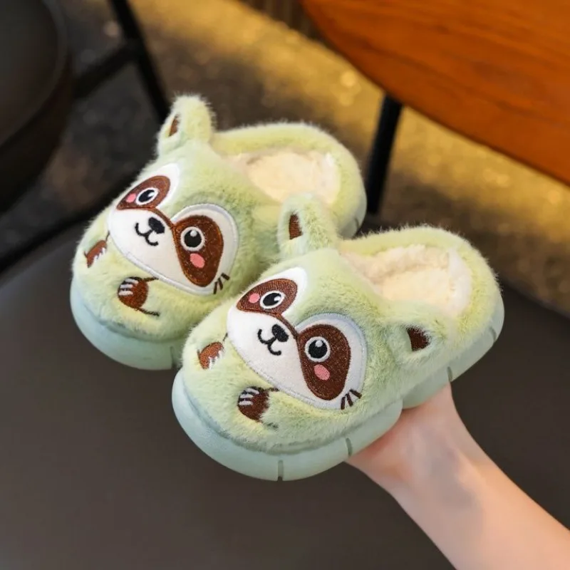 أطفال شتاء نعال تدفئة 2026 تصميم جديد الكرتون المضادة للانزلاق سميكة وحيد أحذية المنزل الداخلي للبنين بنات أحجام متعددة