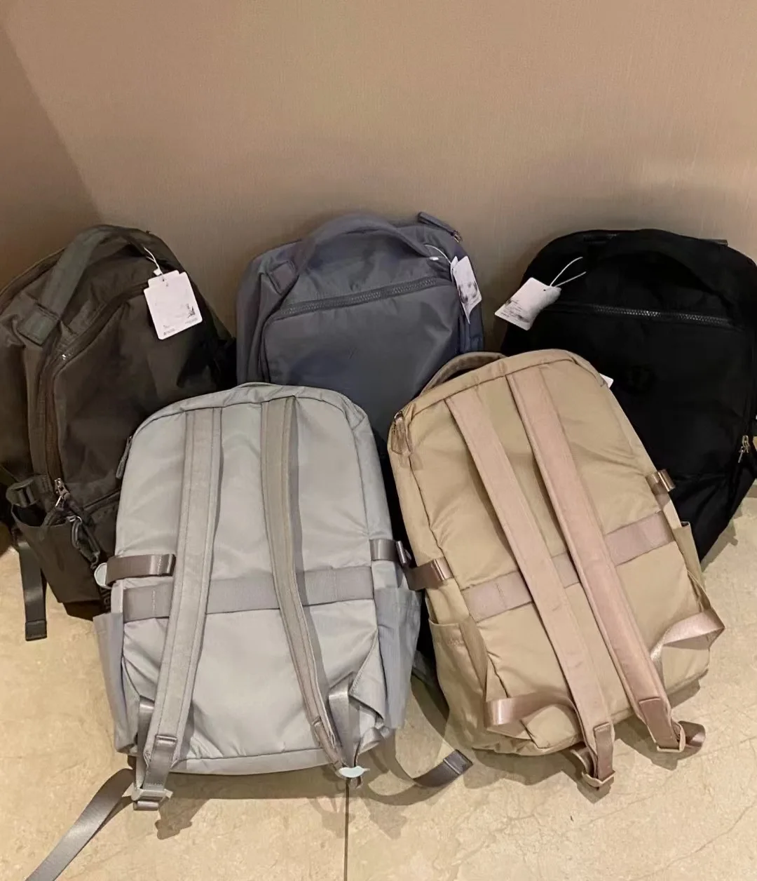 

Minimalist Nylon Backpack, Large Capacity Lightweight Rucksack with Multiple Compartments for Daily Commute