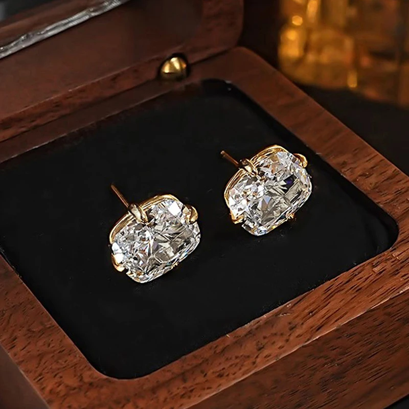 Huitan Damen-Ohrstecker, goldfarben, eingelegt, große weiße CZ, einfacher Stil, Party, Alltag, Accessoires, modisch, vielseitiger Hochzeitsschmuck – Detail 5