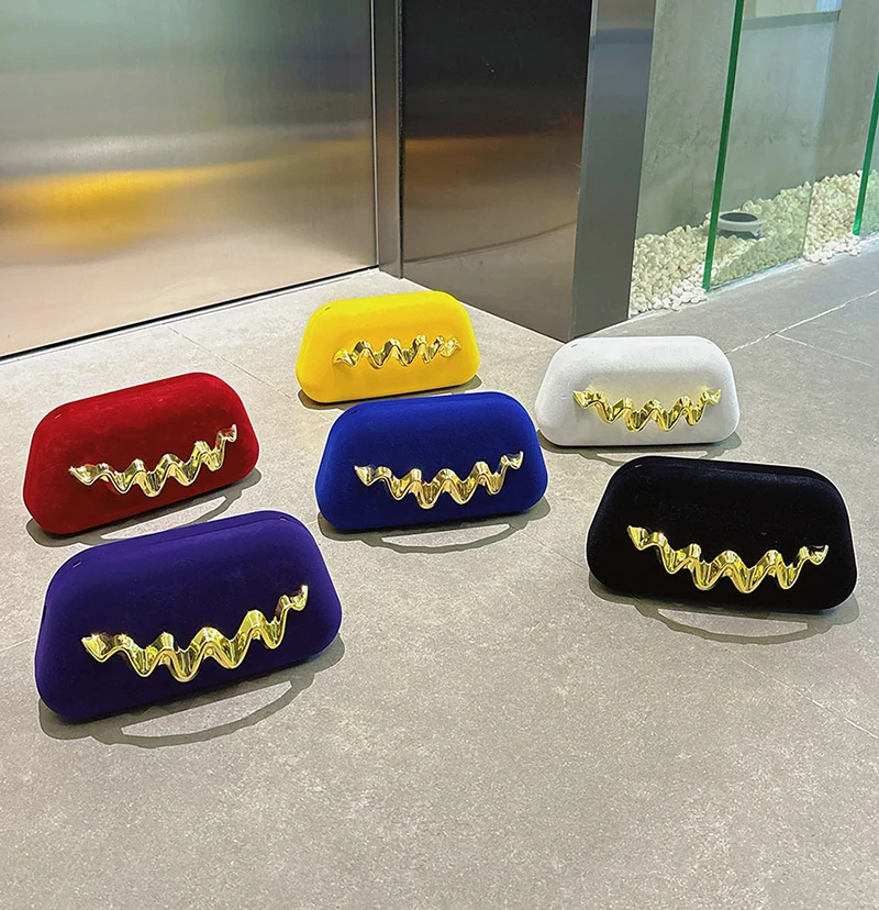 

Metal Wave Temperament Hand Messenger Bag French Fashion Light Luxury Simple and Generous Matte Texture Box Bag