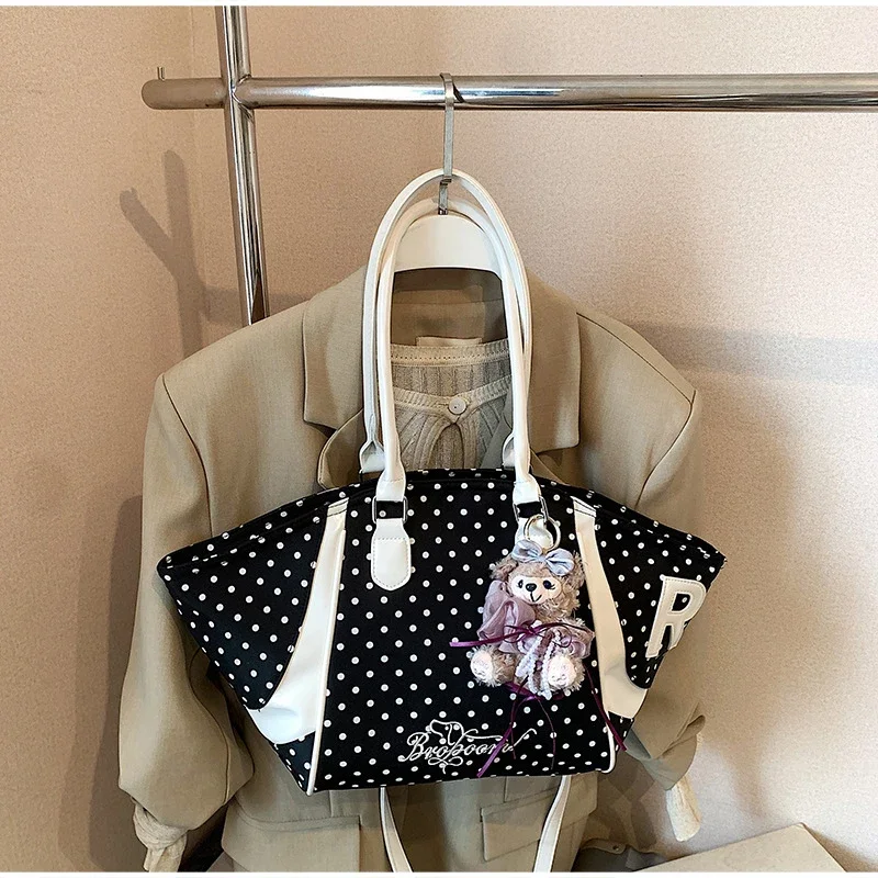 Wing Style Polka Dot Hobo Tote Bag mit Taschenanhänger, koreanische Umhängetasche mit großem Fassungsvermögen für Damen, süße Handtasche für den Arbeitsweg – Detail 4