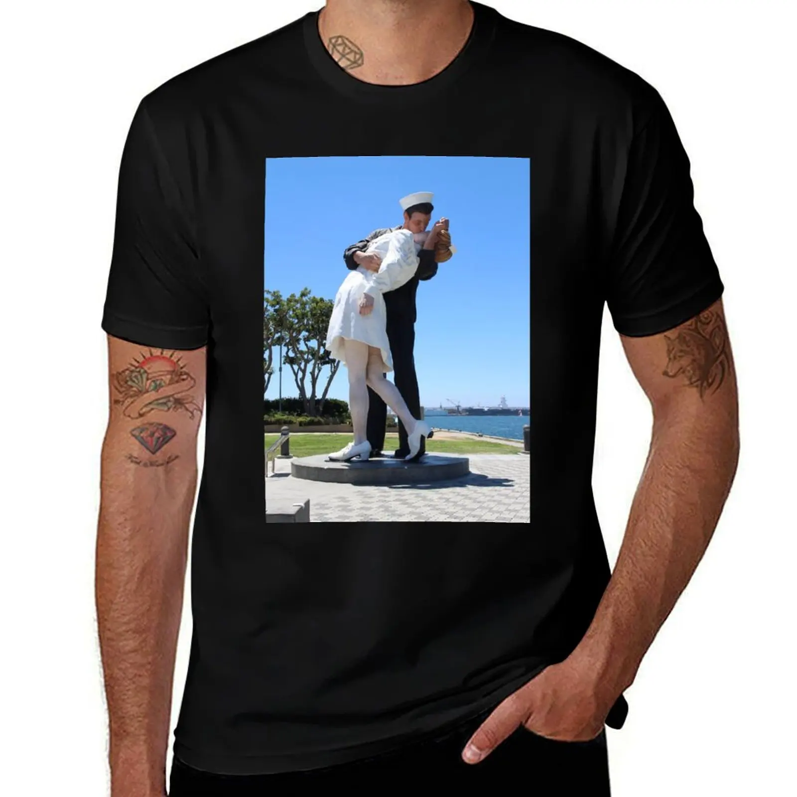 

The Kiss statue T-Shirt funny meme t-shirts rapper graphic tees boys animal print T-shirts man mens graphic t-shirts