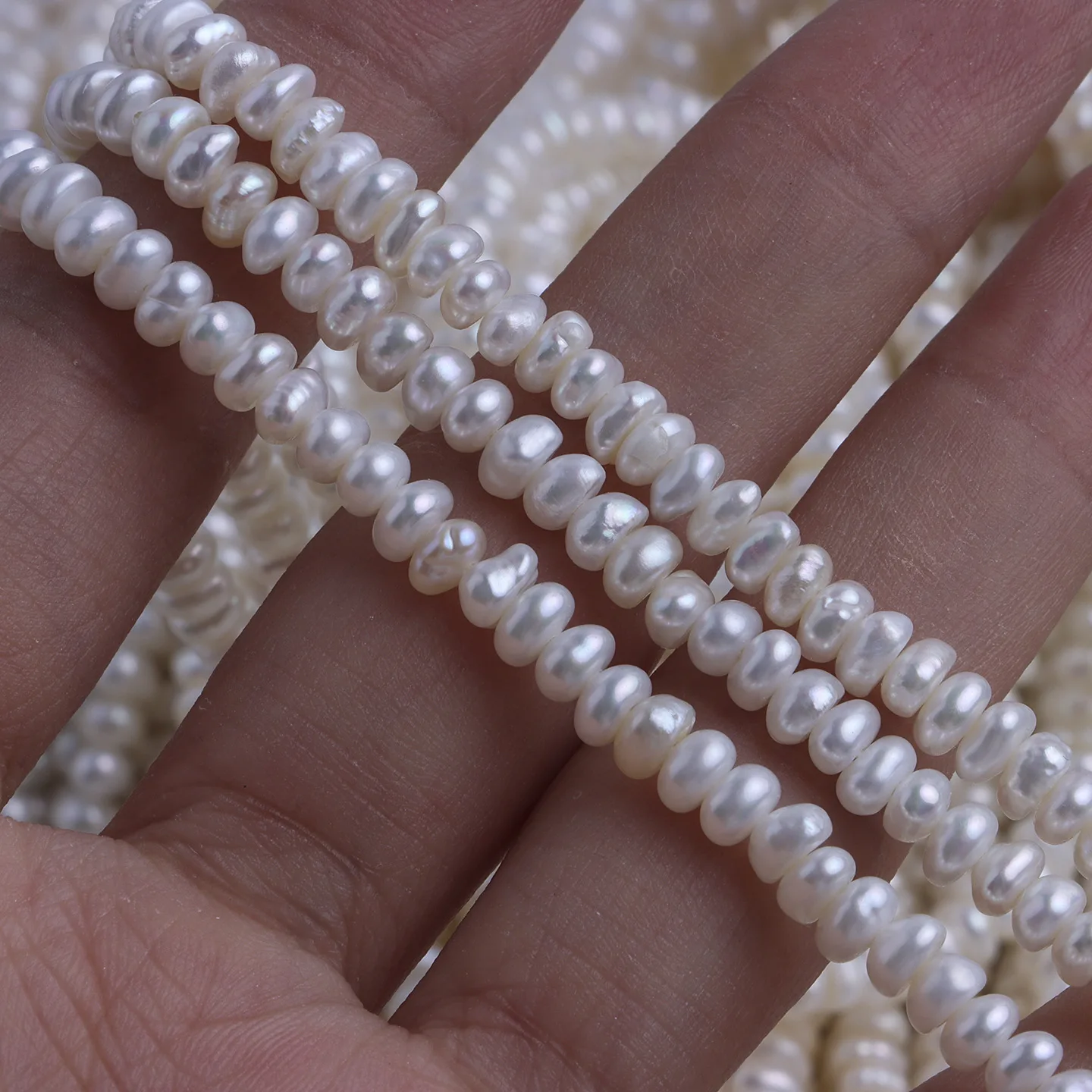 

Жемчуг Чжуджи оптом 4,5-5 мм белые яркие маленькие плоские бусины, натуральные бусины без косточек, сделай сам