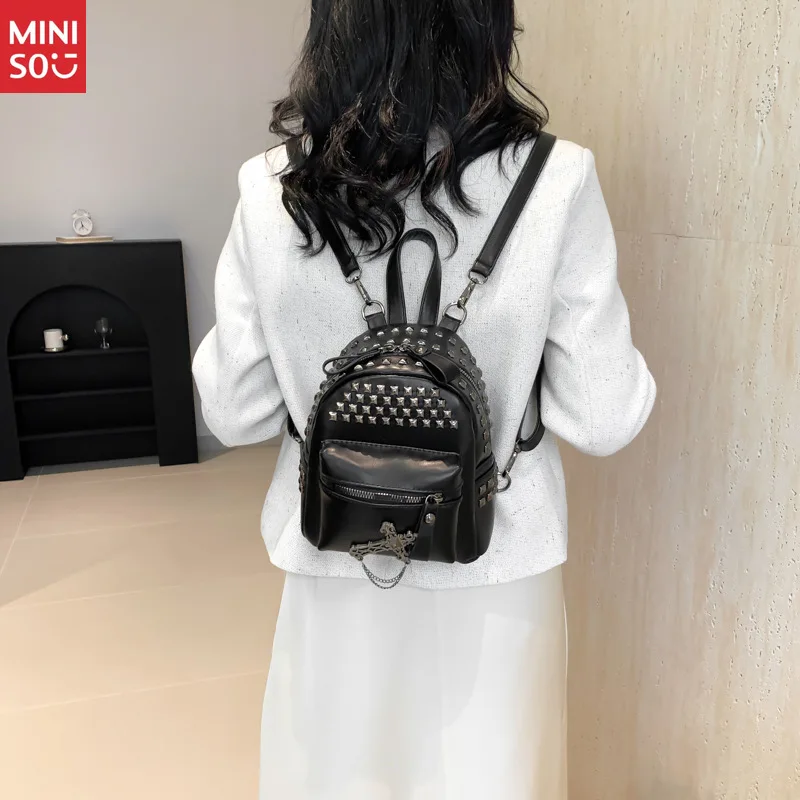 Miniso 2025 Mochila cravejada punk de verão para mulheres, bolsa de viagem nervosa com alças, mochila pequena moderna