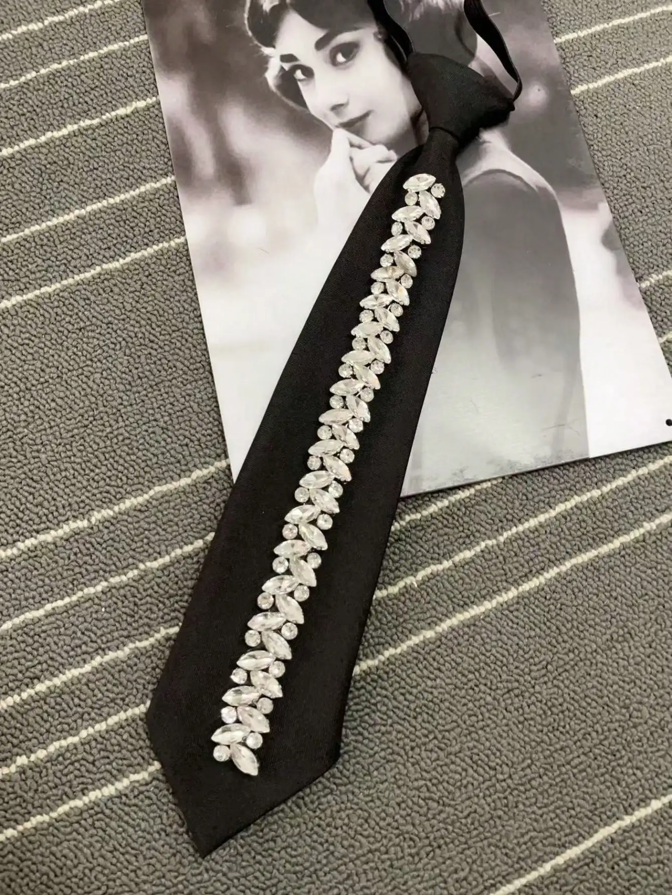 การออกแบบเฉพาะดั้งเดิม การตกแต่ง Rhinestone ที่มันวาวและสง่างาม เน็คไทและเน็คไทแบบปรับได้ เหมาะสําหรับเด็กหญิงและสุภาพสตรี ออกเดทและเสื้อเชิ้ตในฤดูใบไม้ผลิและฤดูร้อน งานปาร์ตี้ เทศกาล