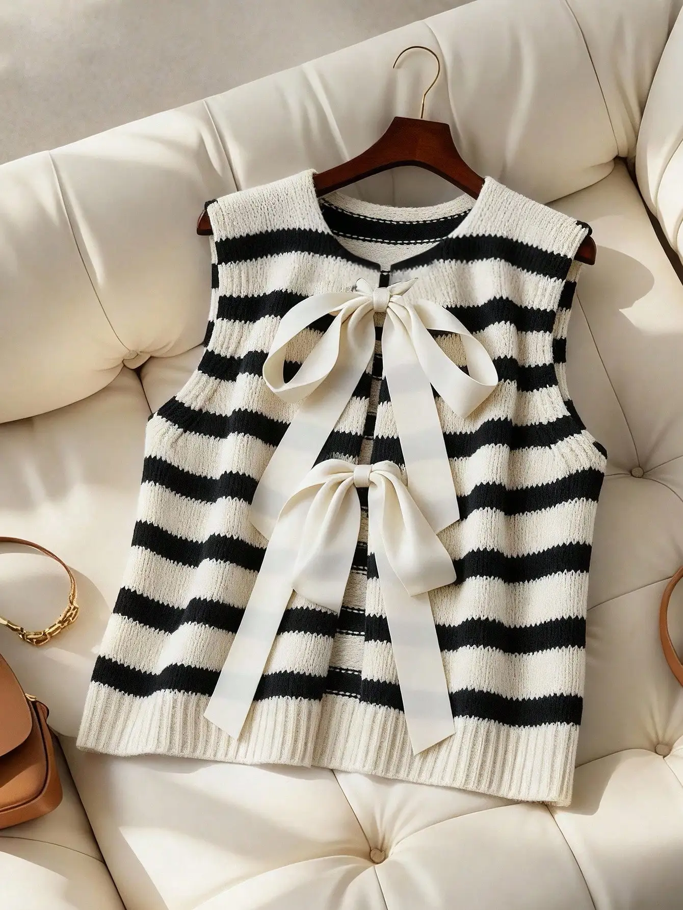 

Черно-кремовый полосатый вязаный жилет с двумя атласными бантиками, большие размеры