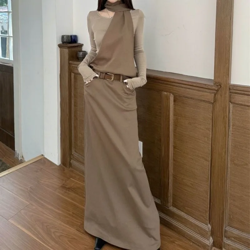 เดรสยาวสไตล์หลังวันพิมพ์พิจารณ์โลก แขนยาว ดีไซน์สองชิ้นหลอกตา ทรงเข้ารูปช่วงเอว คอผูกเชือก ดีไซน์เลเยอร์