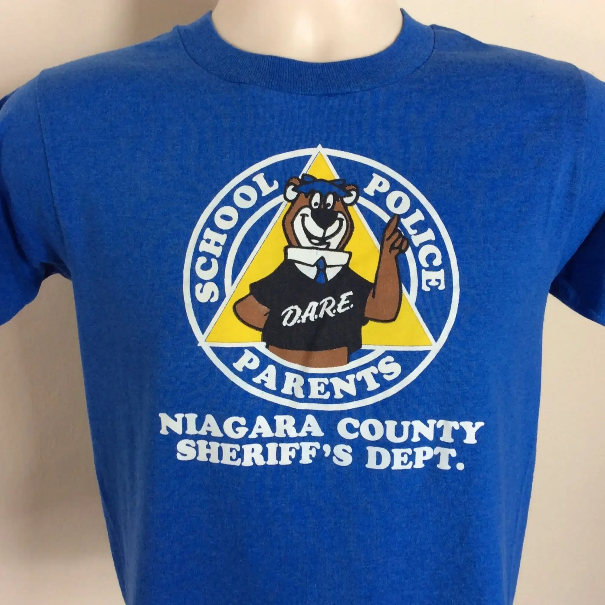 Vtg 90s D.A.R.E. T-shirt bleu du département de la police du comté de Niagara pour garçons et jeunes 1416 Yogi Bear DARE 50/50