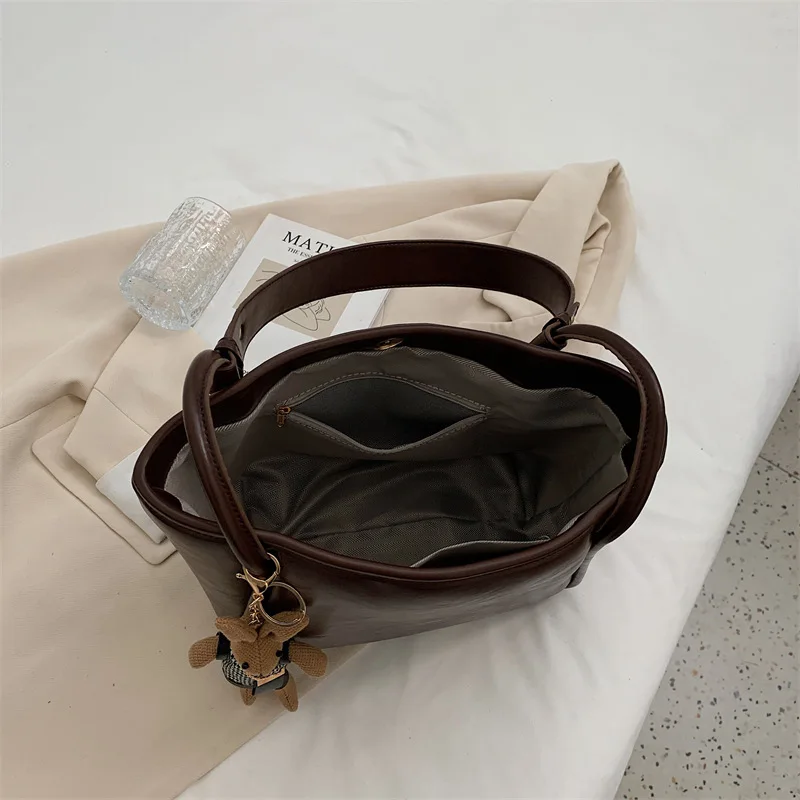 2022 early autumn new women's bag simple soft leather armpit shoulder bag texture Tote Bag solid color atmospheric messenger bag