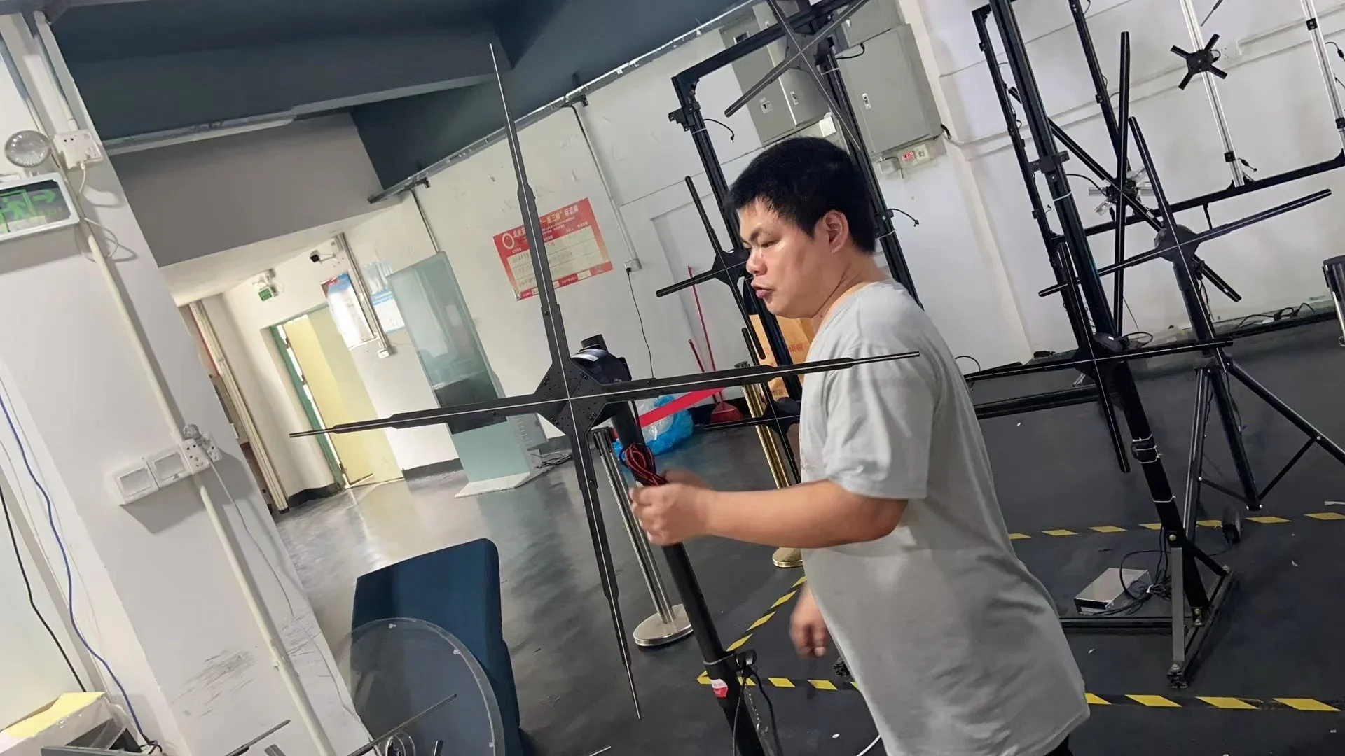 2025 المهنية CNS-S6L ثلاثية الأبعاد الثلاثية الأبعاد الإعلان مروحة 65 سنتيمتر في الهواء الطلق عارية العين ثلاثية الأبعاد جهاز عرض (بروجكتور) ليد عرض المعدات المصاعد Airp