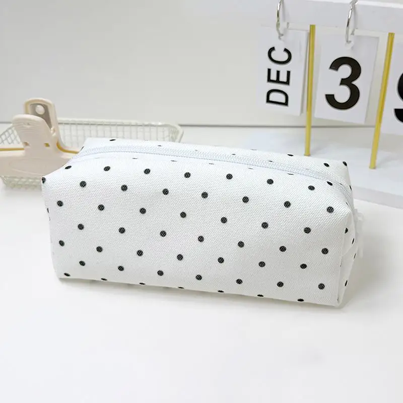 Weißes Stifteetui aus Canvas mit Polka-Dot-Muster, ausgestattet mit einem robusten Reißverschluss und großem Fassungsvermögen, ideal für Schüler, Schule, Büro und zur Aufbewahrung von Schreibwaren. – Detail 4