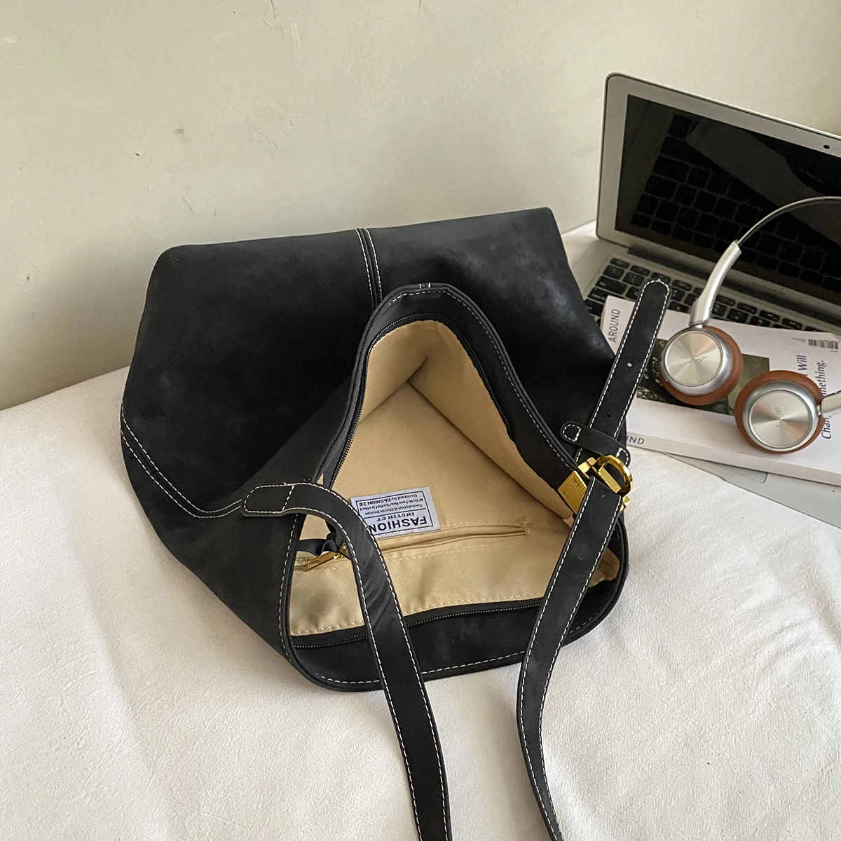 الجانب الأيسر المرأة بولي Leather حقيبة كتف جلدية 2025 الشتاء الرجعية دلو حقيبة كروسبودي الفاخرة مصمم الاتجاه حقائب اليد والمحافظ النسائية