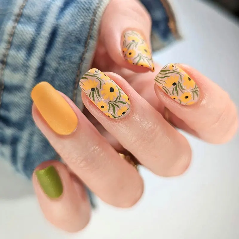 24pcs small fresh nail pieces wearable short style sunflower picture and text to make you look younger fake nails