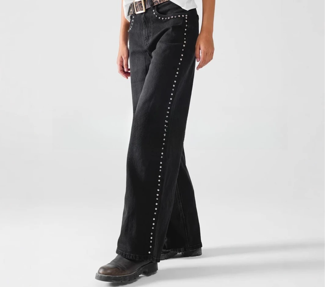 Czarne jeansy damskie w stylu Y2K retro z różową gwiazdą na kieszeni z tyłu, nitami po bokach, prostymi nogawkami, casualowe spodnie dżinsowe w stylu streetwear.