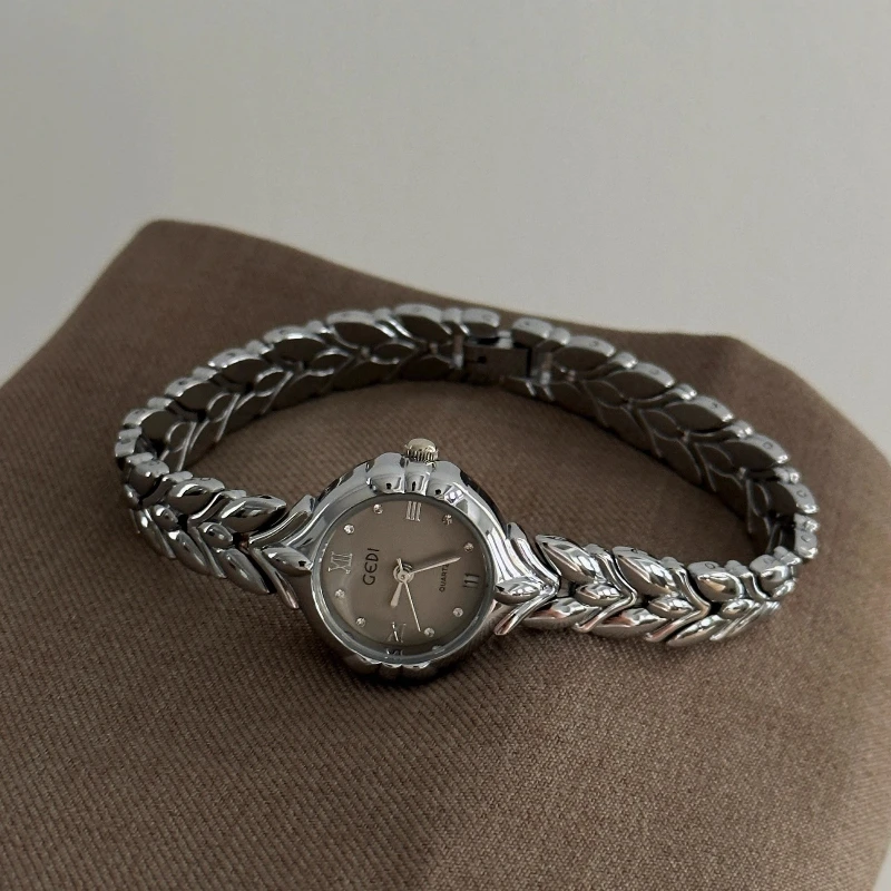 Medieval style design quartz watch new light luxury student trend niche women high sense temperament noble women bracelet watch