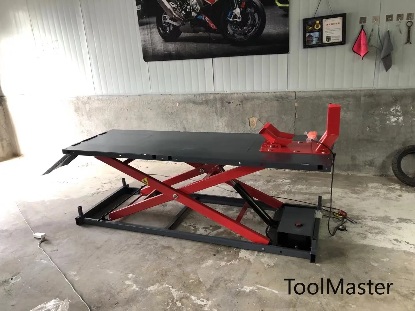 

[Hot Sale] Electric Motorcycle Lift With Scissor Design Front/Rear Flip One Cylinder Hydraulic 115cm Max Lift Height 400k