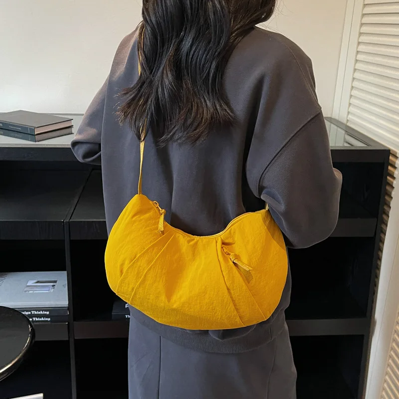 حقيبة هوبو جديدة للترفيه من التجاعيد خفيفة الوزن وبسيطة ومتعددة الاستخدامات حقيبة كروس كاجوال بلون نقي حقيبة كتف كاجوال للمدرب