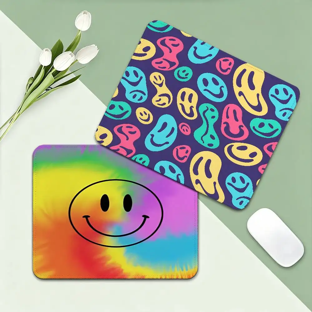 Smile Allover Bunt Rubber Small Desktop Desk Mat Kawaii Gaming Accessories Students Writing Pad for PC Mouse Carpet