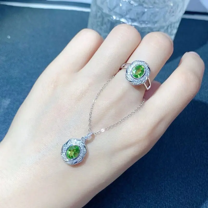 

Hot Sale 925 Silver Jewelry Set with Gold Plated 6mm*8mm 2ct Natural Peridot Ring and Peridot Pendant with Silver Necklace