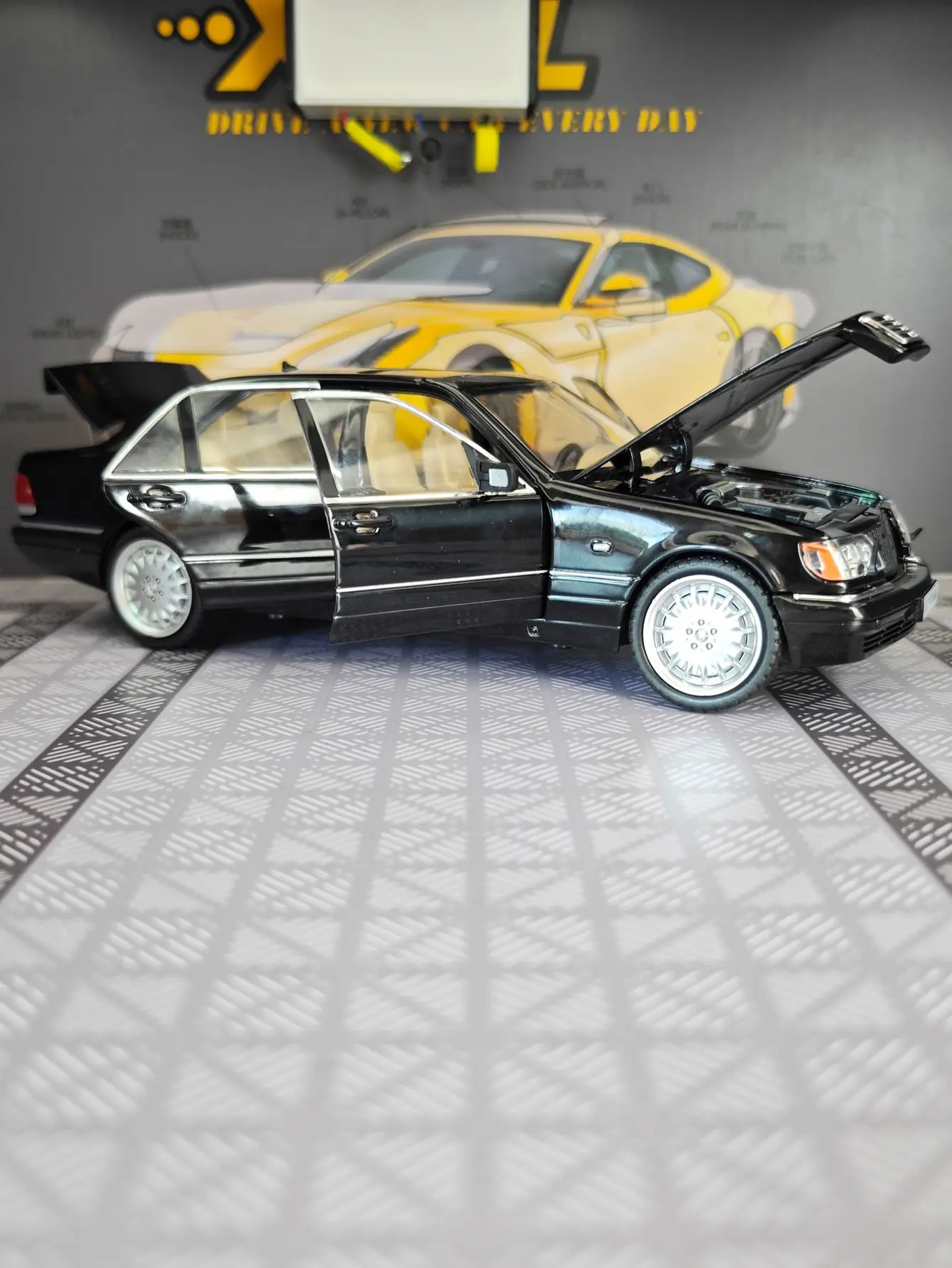 1:24 W140 S320 puertas de modelo de coche clásico de aleación y maletero del capó del motor se pueden abrir tiene funciones de sonido y iluminación simuladas