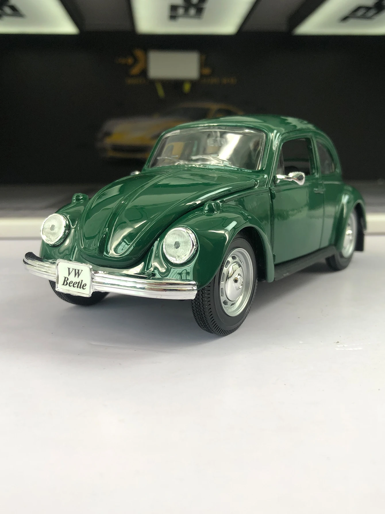 

Модель автомобиля Volkswagen Beetle из цинкового сплава Maisto 1:24, статическая декоративная фигурка, металлическая коллекционная машинка в подарок.