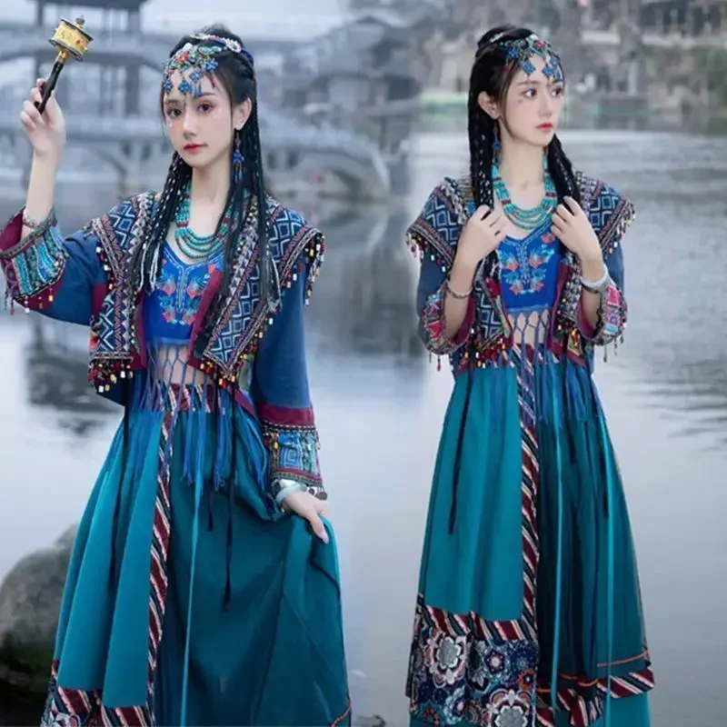 يانغ تشاويو لديه نفس الصديقة ملابس الفتيات مياو جيانغ، وأسلوب غريب، ونمط قديم وأسلوب عرقي