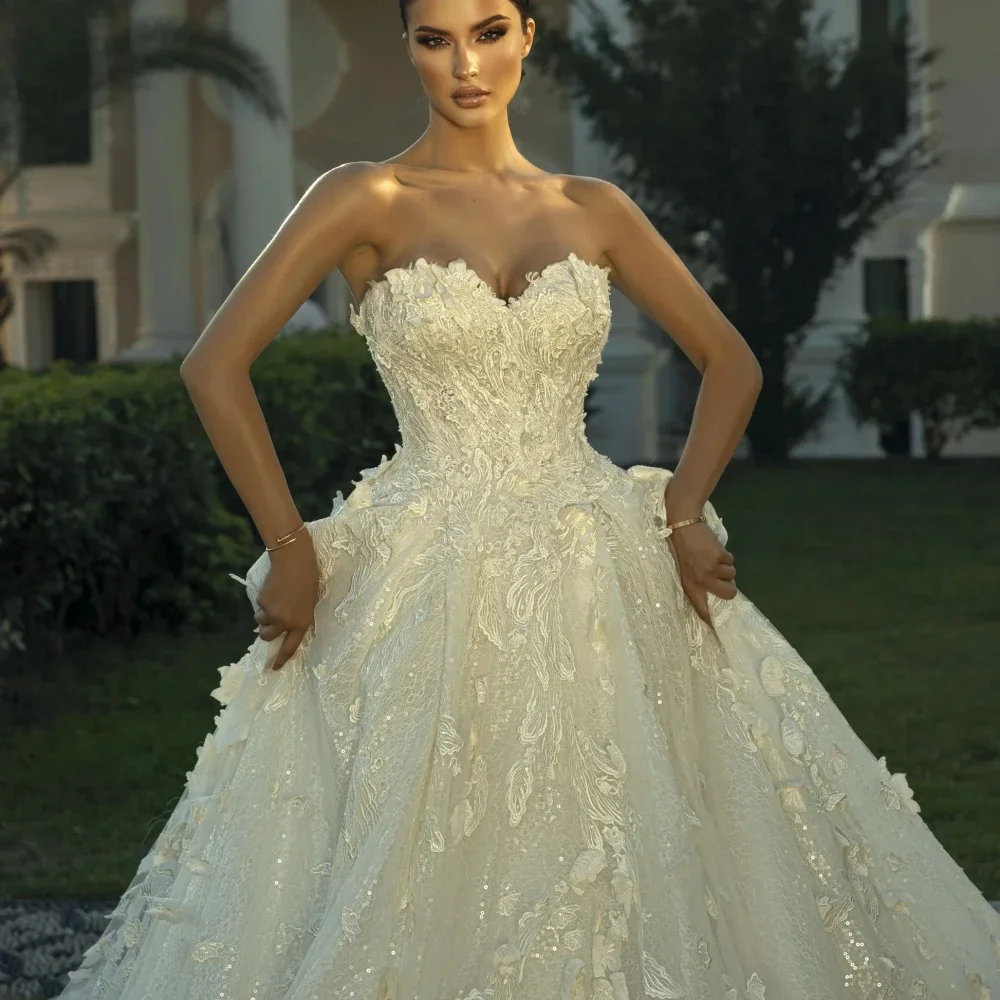فستان زفاف أنيق على شكل حرف A للنساء بدون حمالات بدون أكمام بدون ظهر زي العرائس مزين بالدانتيل سويب تراين فستان مخصص