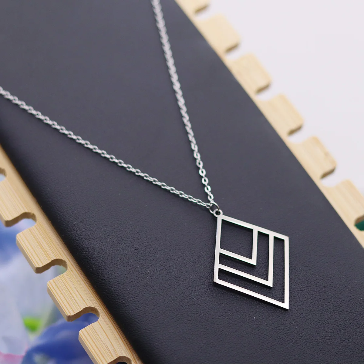 Fashion stainless steel geometric diamond V-shaped pendant, women's and men's hip-hop personalized jewelry necklace gift