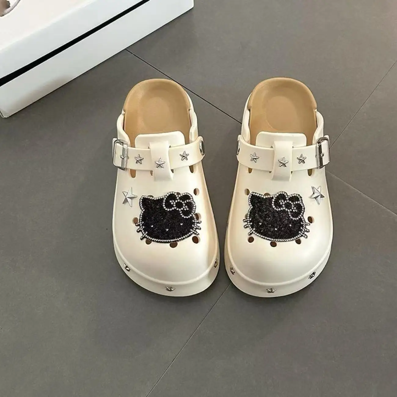 

real photos 2025 summer new Couple Home Female hello kitty cartoon Cute fashion sandals beige and black women Slippers crocs