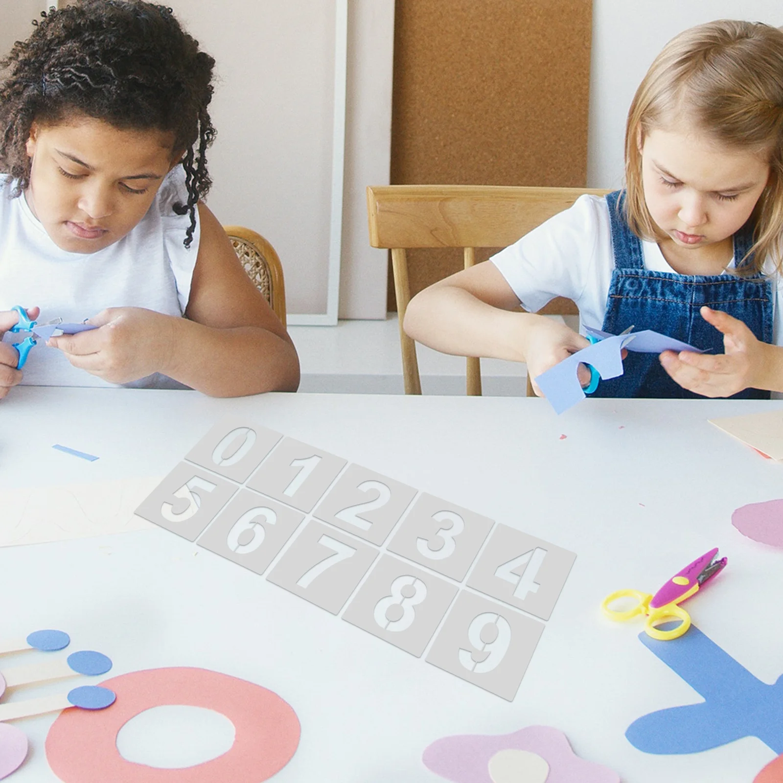 مجموعة واحدة من استنسل أرقام الأبجدية ذاتية الصنع بأحرف إنجليزية قوالب بلاستيكية فارغة قابلة لإعادة الاستخدام للرسم والتعلم المنزلي للمدرسة