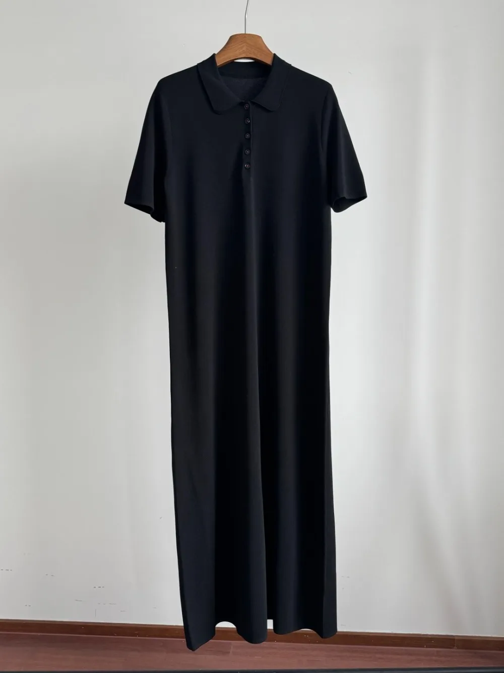 

Black Short-sleeved Collared Knitted Dress