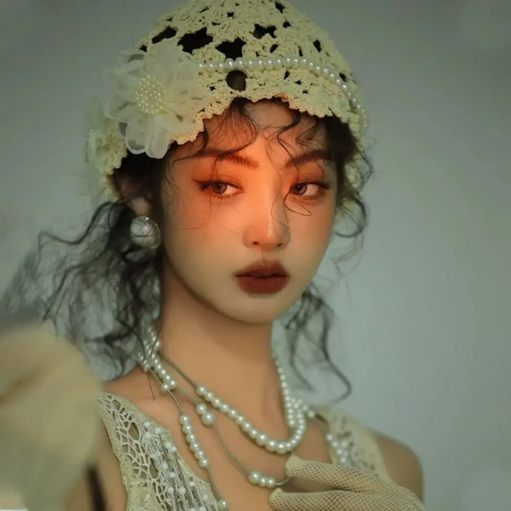 Дышащая ажурная вязаная шапка с кружевными цветами, берет, модная шапка с жемчугом и черепами для женщин
