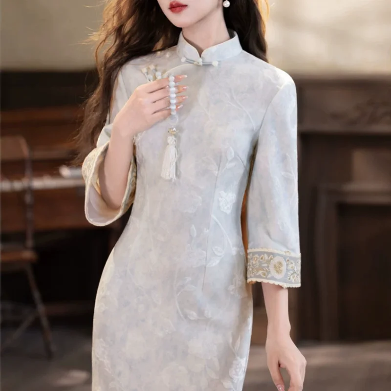 nuovo-cheongsam-lungo-in-stile-cinese-per-l'autunno-2026-qipao-retro-con-maniche-a-tre-quarti-svasate-rifiniture-in-pizzo-e-spacco-laterale-basso-per-donne