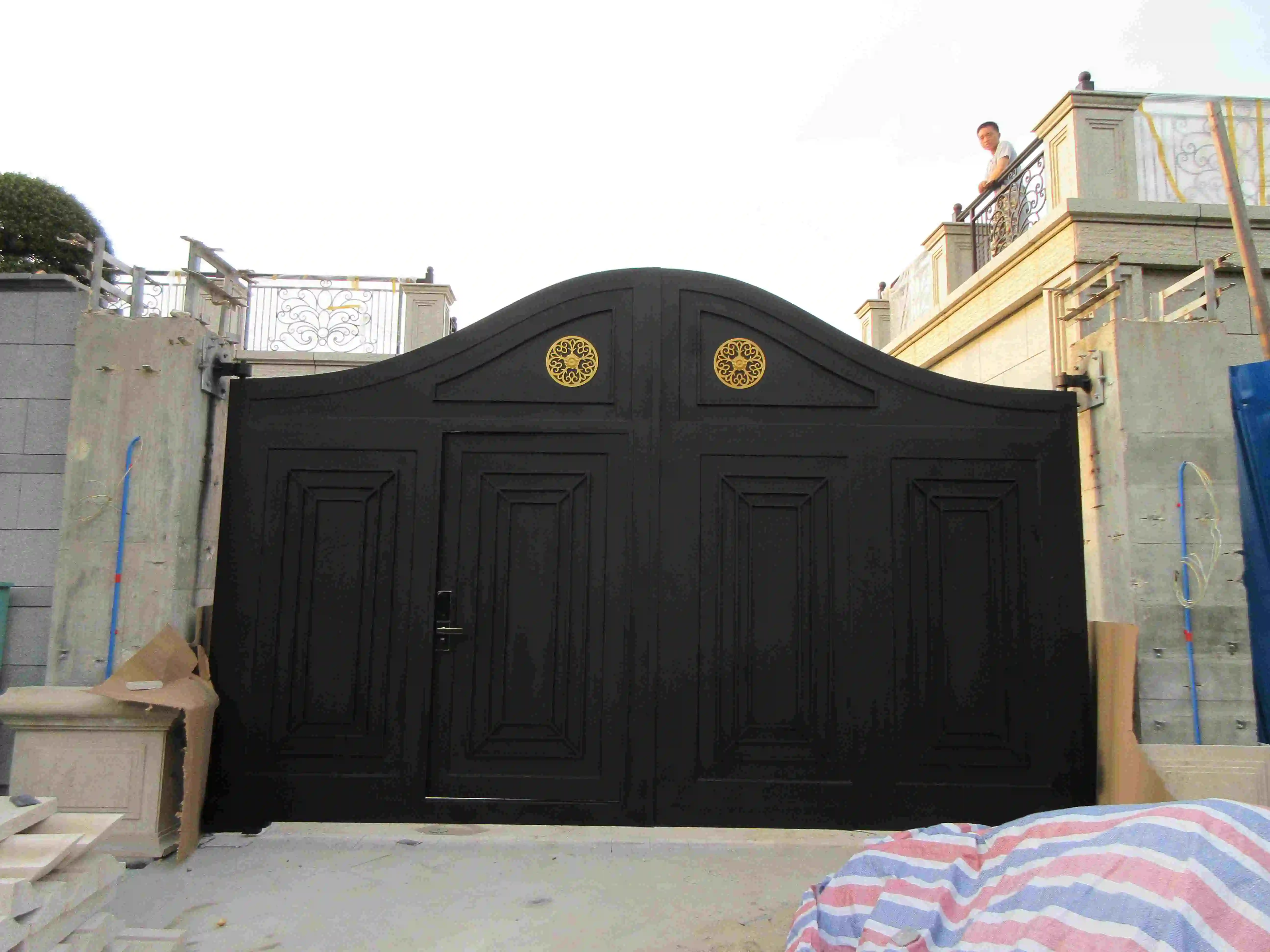 China Luxury Privacy Wrought Iron Gates Aluminum Driveway Gate Design For Villa