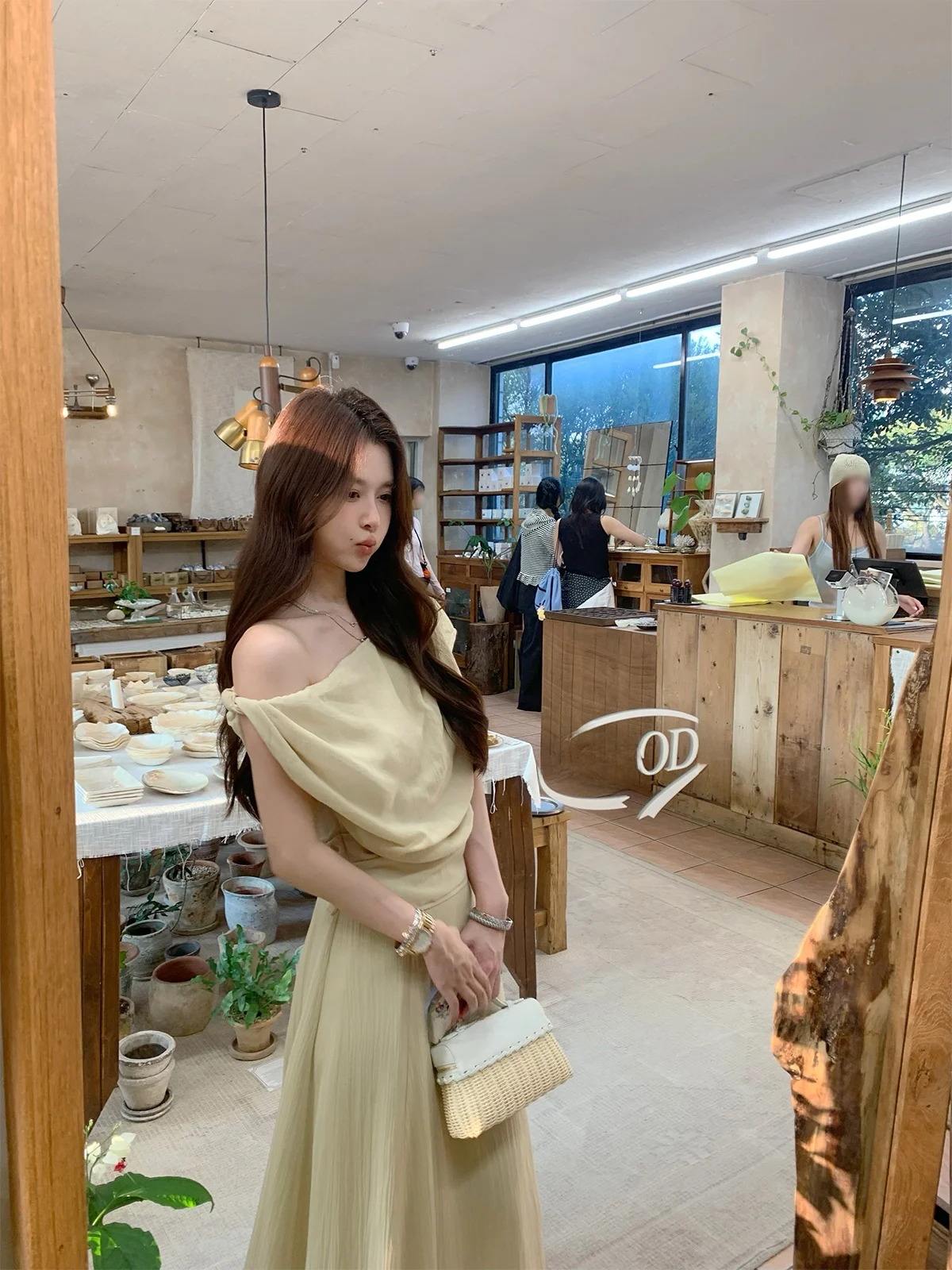 

Летний шикарный женский комплект Florr Playa: асимметричный топ с узлом на плече и юбка с расклешенным подолом, или комплект из двух предметов с круглым вырезом.